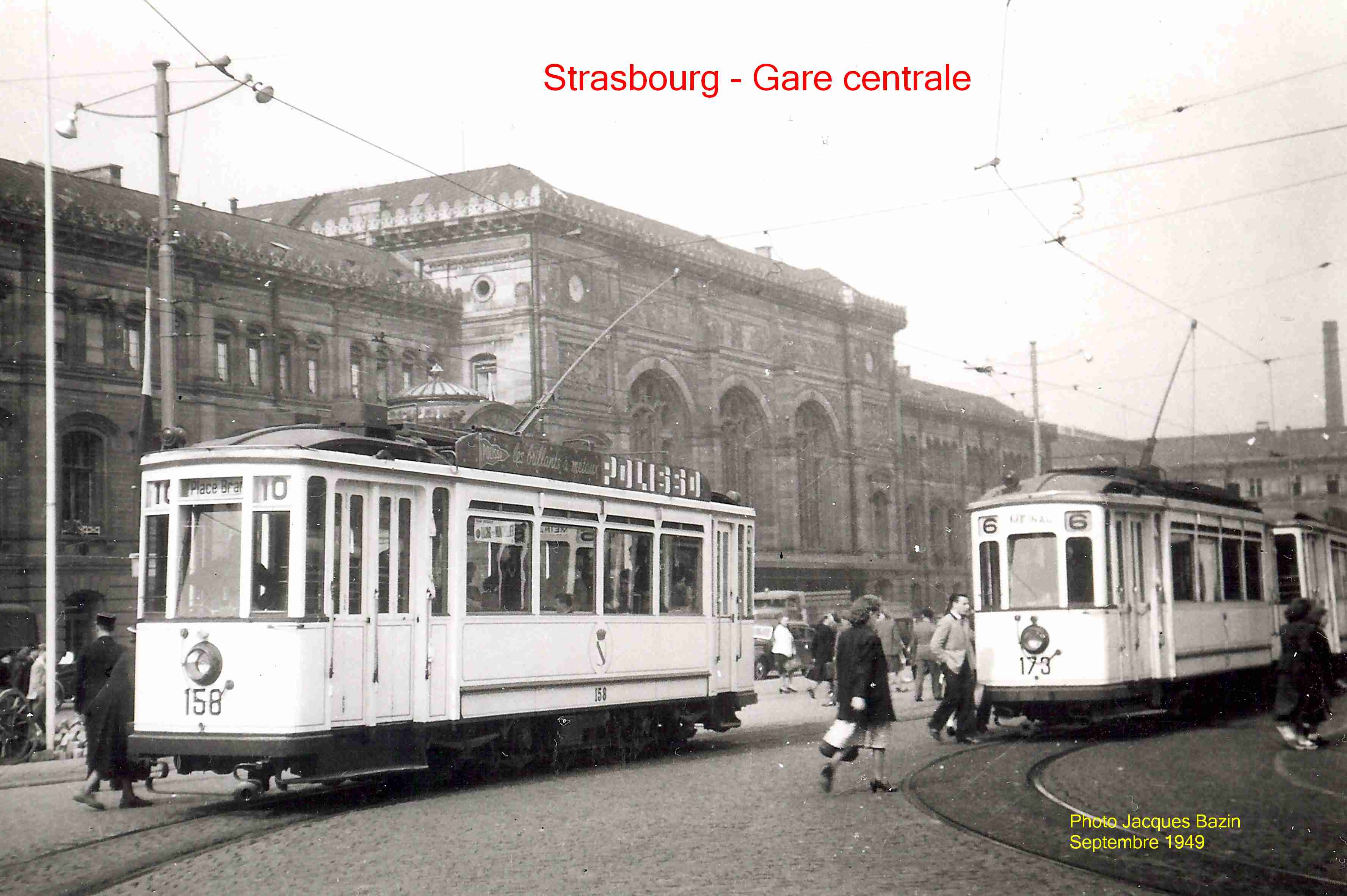 La motrice n° 158 de la ligne 10 cotoie la motrice n° 173 de la ligne 6, Place de la Gare.
